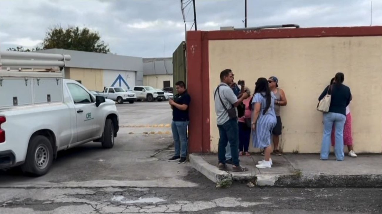 Vecinos protestan por falta de luz y la restablecen horas después