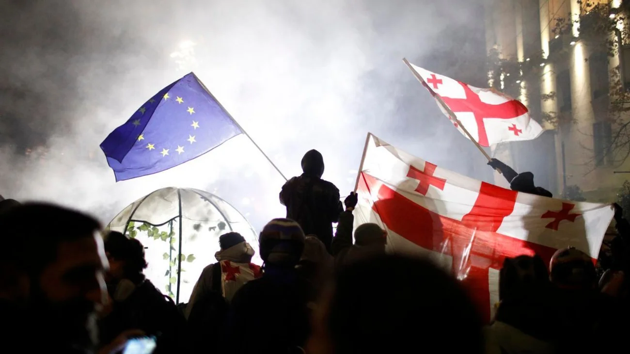 Policía disuelve protestas en Georgia con gas lacrimógeno