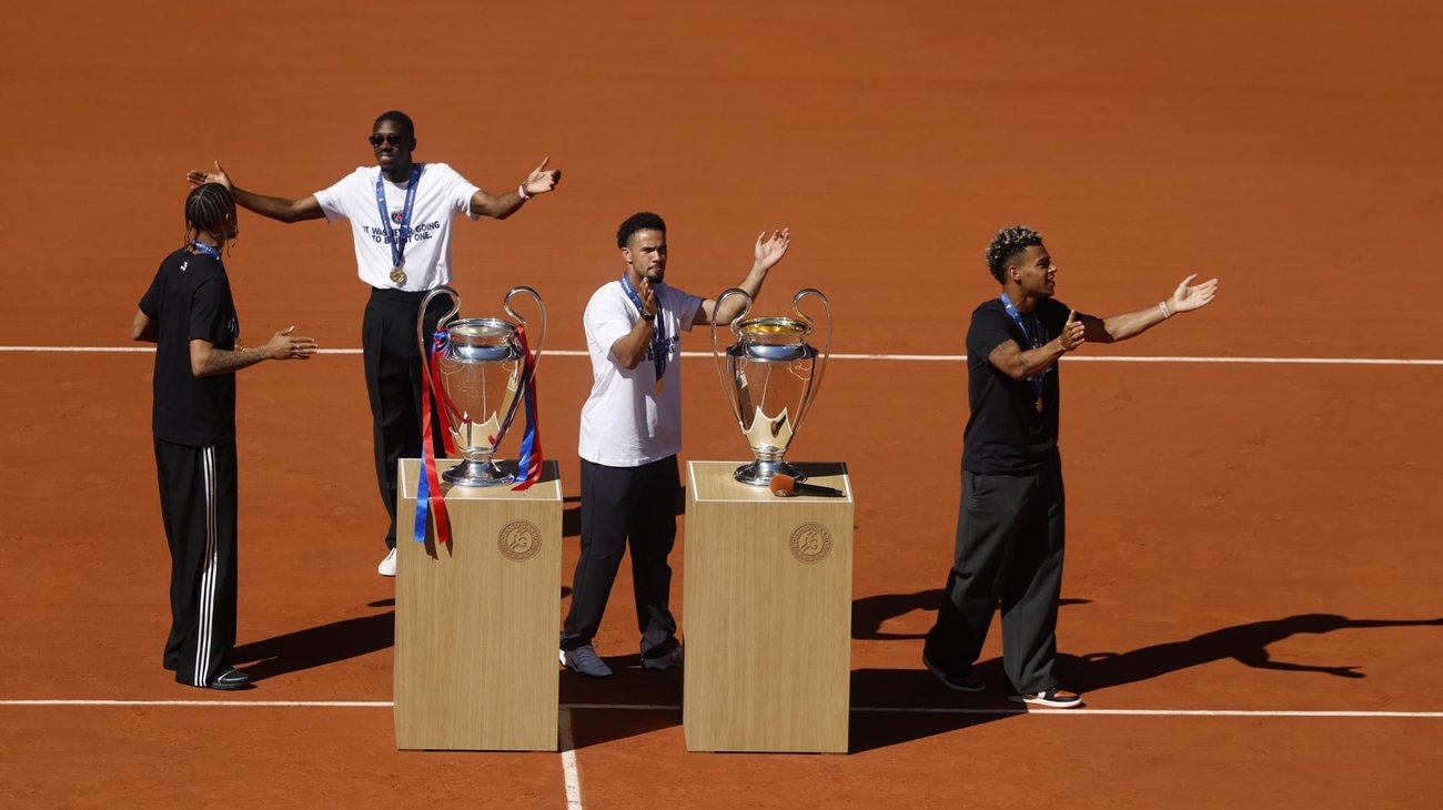 Pasean jugadores del PSG sus copas de Champions en Roland Garros