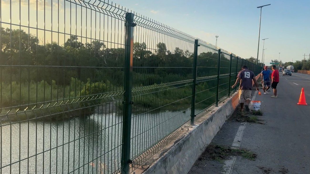 Instalan malla protectora en puente de El Barretal