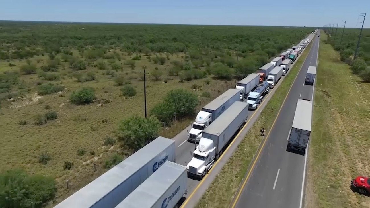 Falla en sistema de Aduanas deja varados a camiones de carga