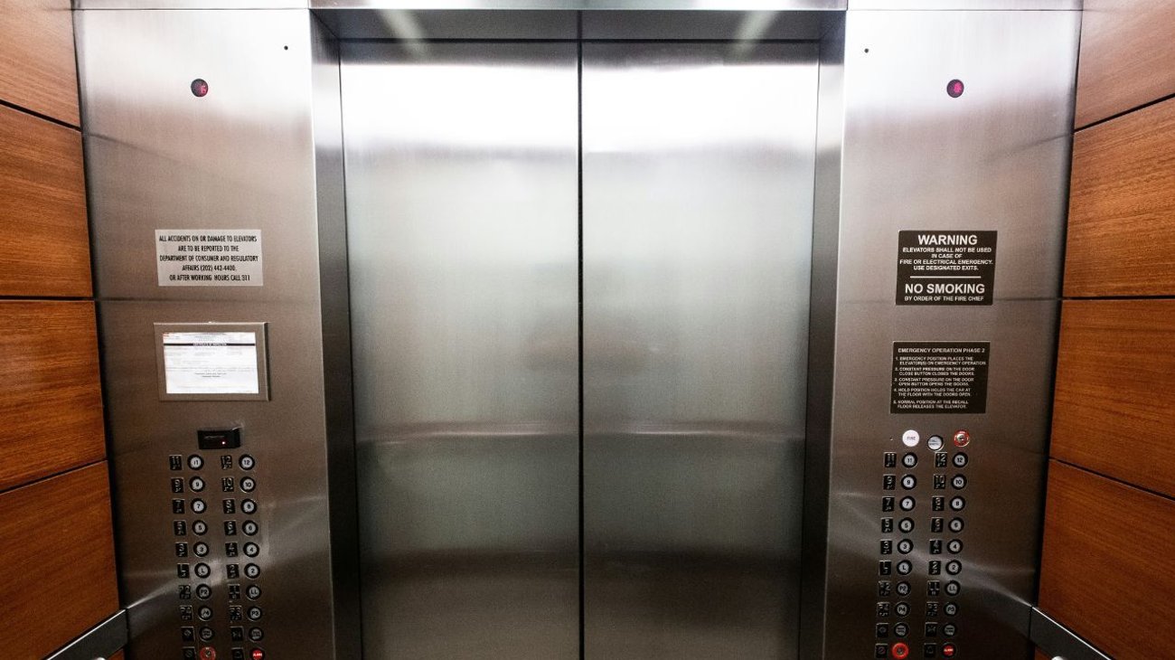 Quedan pacientes atrapados en elevador del IMSS en Querétaro