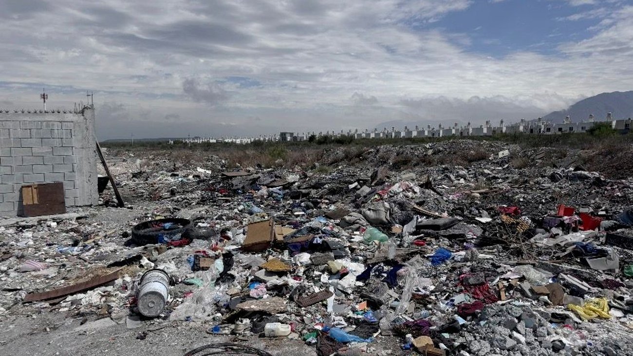Denuncian quema clandestina de basura junto a escuela en Saltillo