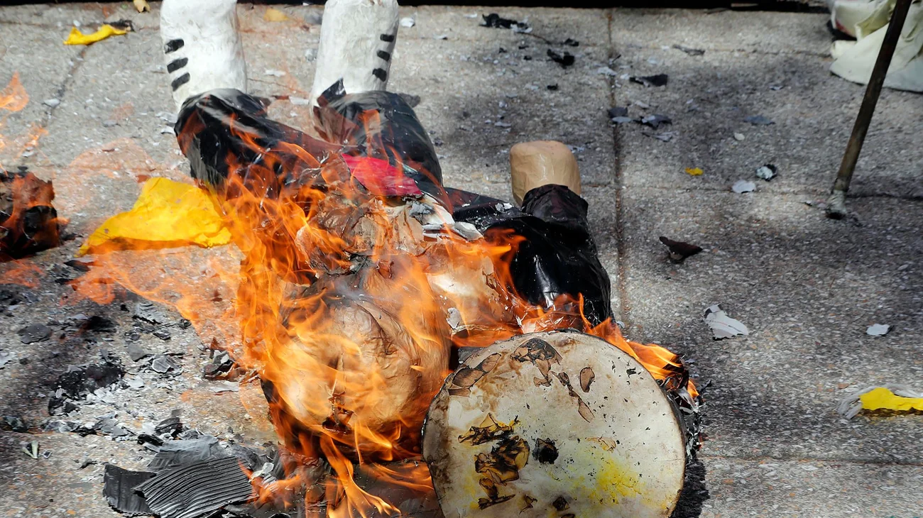 Queman piñata de Donald Trump frente a embajada de EUA en México