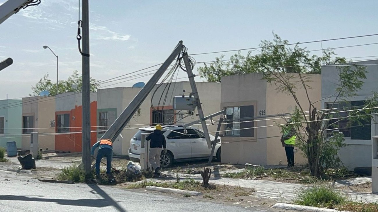 Ráfagas de viento dejan postes caídos y diversos daños en Reynosa