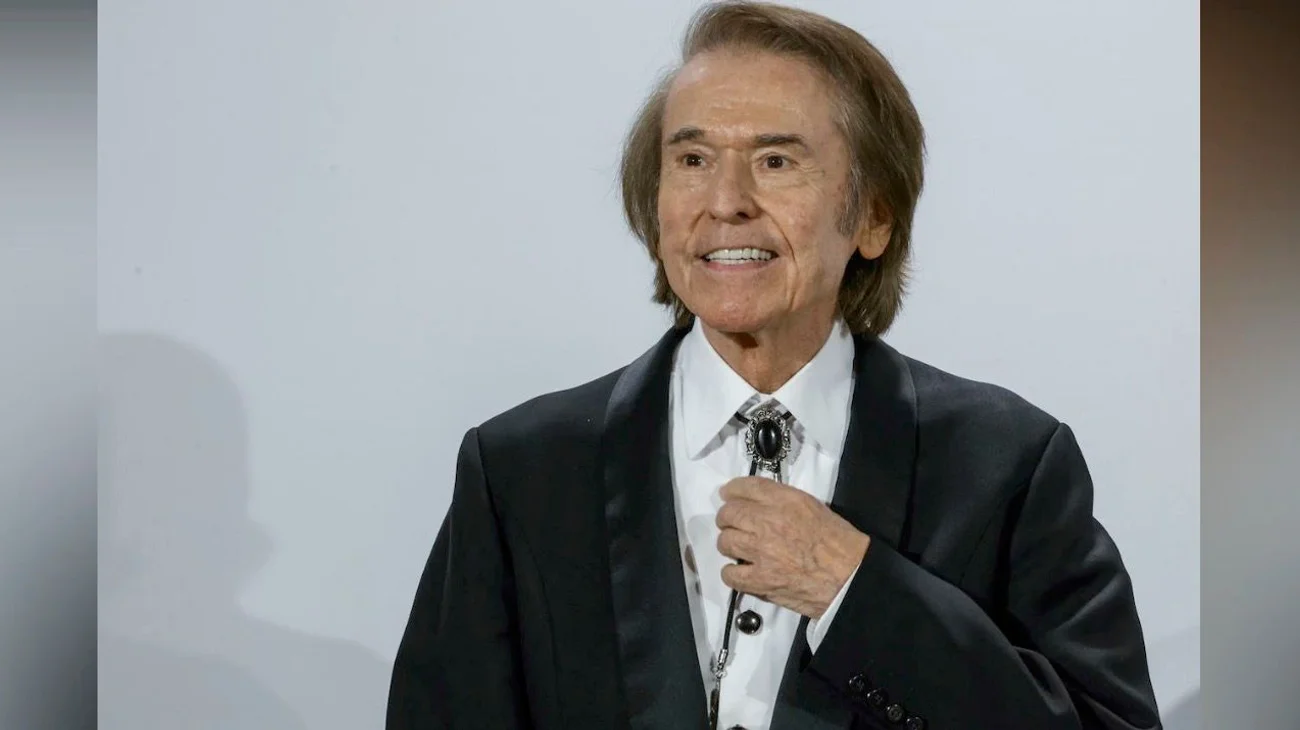 Hospitalizan a Raphael tras accidente cerebrovascular