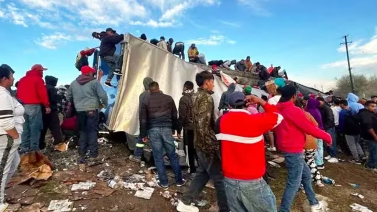 'Amantes de lo ajeno' hacen rapiña de cerveza tras volcadura