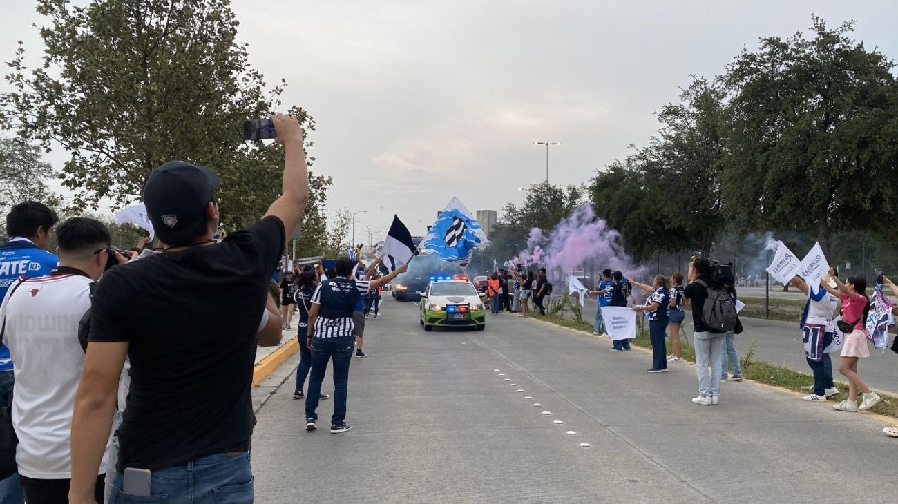 Cálido recibimiento a Rayadas previo a la Gran Final