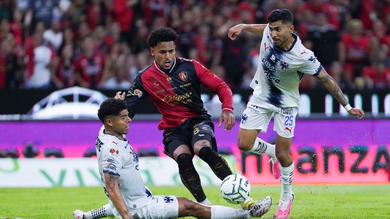 Diego Rossi y Lucas Ocampos guían triunfo de Rayados sobre Atlas