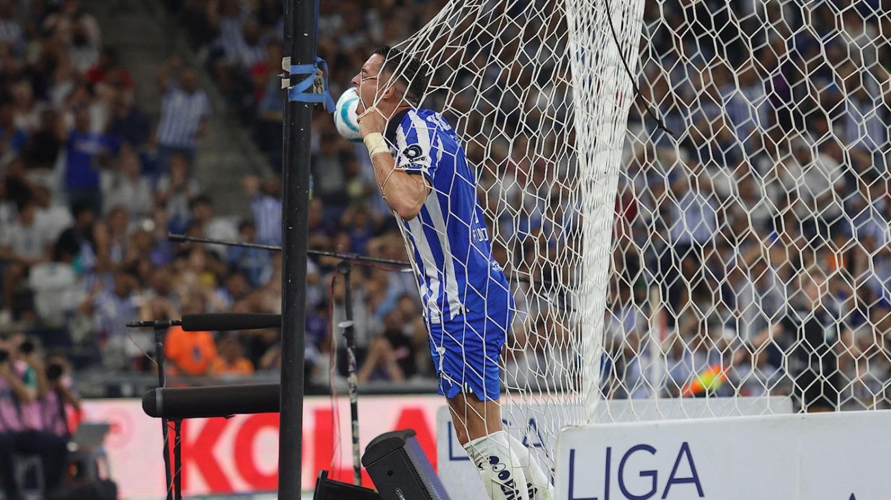 Cruz Azul vence 2-1 a Rayados en su cancha y con su gente