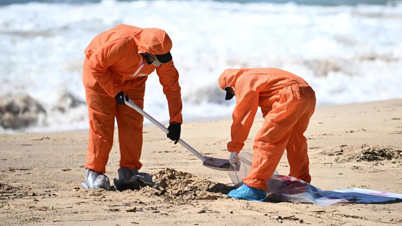 Reabren la playa de Bondi tras cierre por bolas de alquitrán