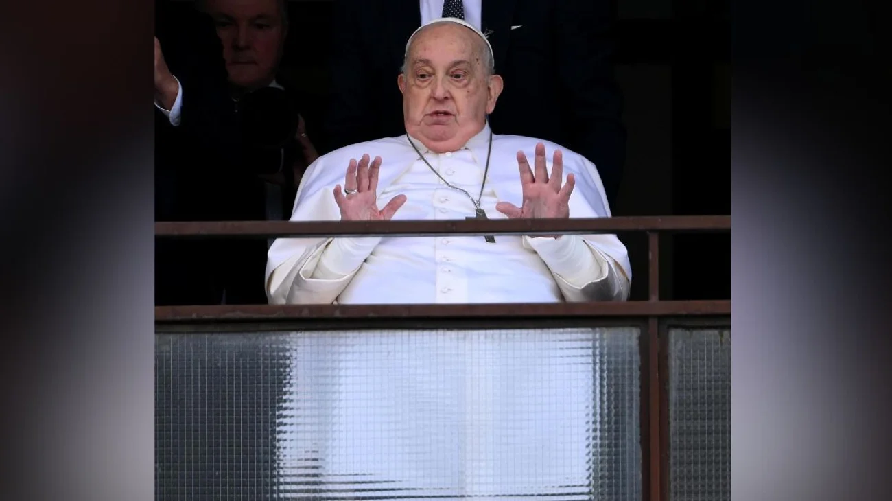 Reaparece el papa tras 38 días hospitalizado y vuelve al Vaticano