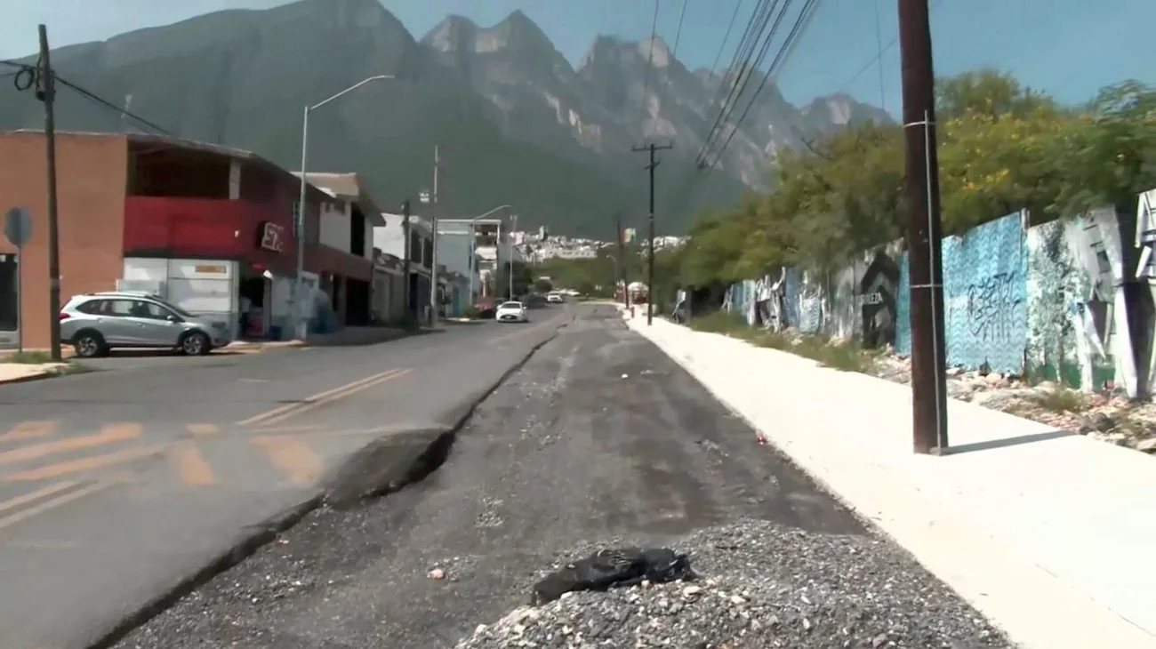 Piden vecinos de Cumbres recarpeteo en avenida Las Palmas