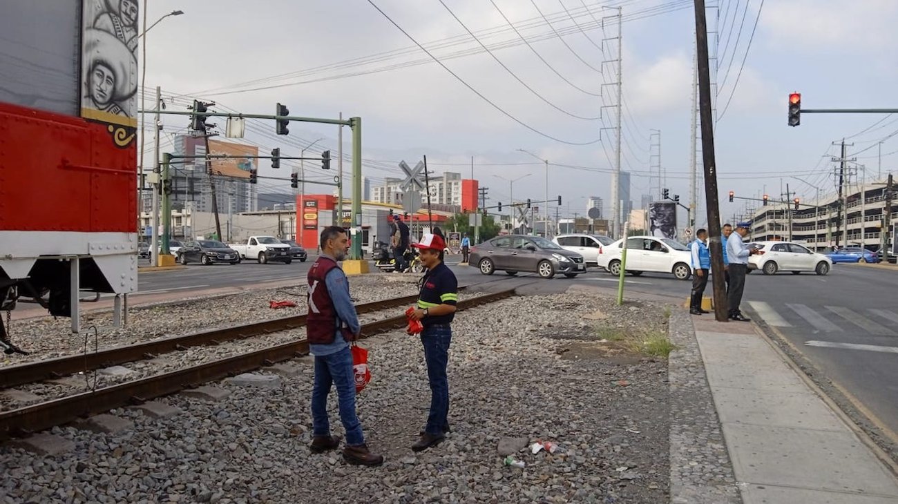 Concientizan a conductores para evitar percances con el tren
