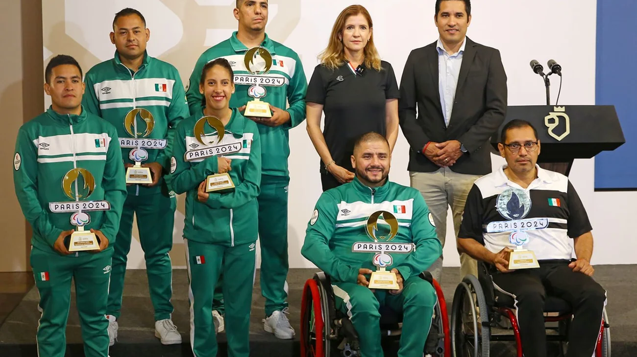 Reconocen a deportistas paralímpicos que fueron a París