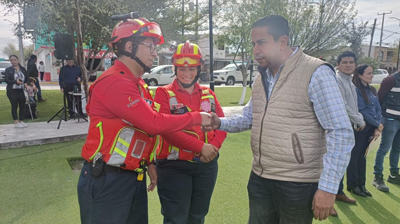 Reconocen a paramédicos que rescataron niño en Ramos Arizpe