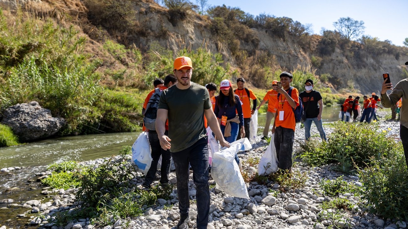 Logran Récord Guinness con limpieza masiva del Río Santa Catarina