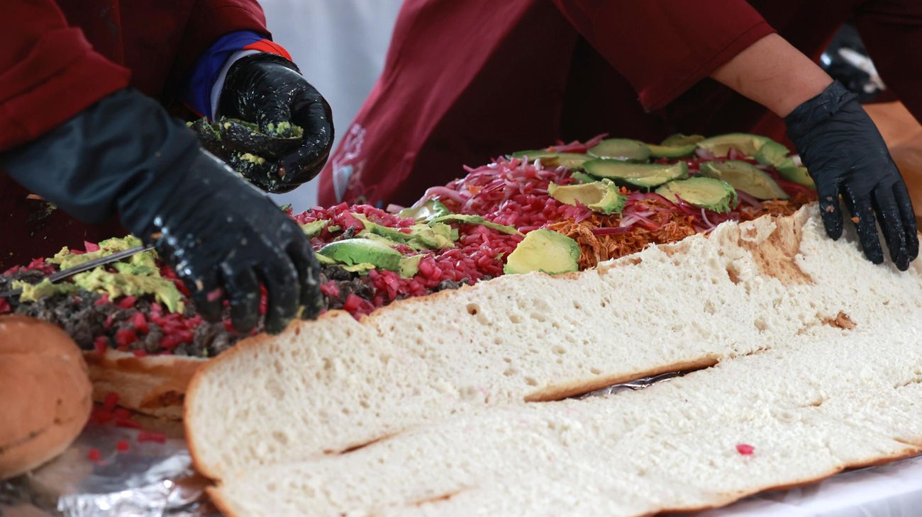 Conquista torta de 1.5 toneladas récord Guinness en CDMX
