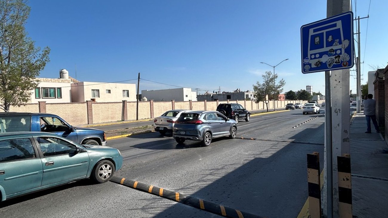 Instalan reductores de velocidad en el bulevar José Musa de León