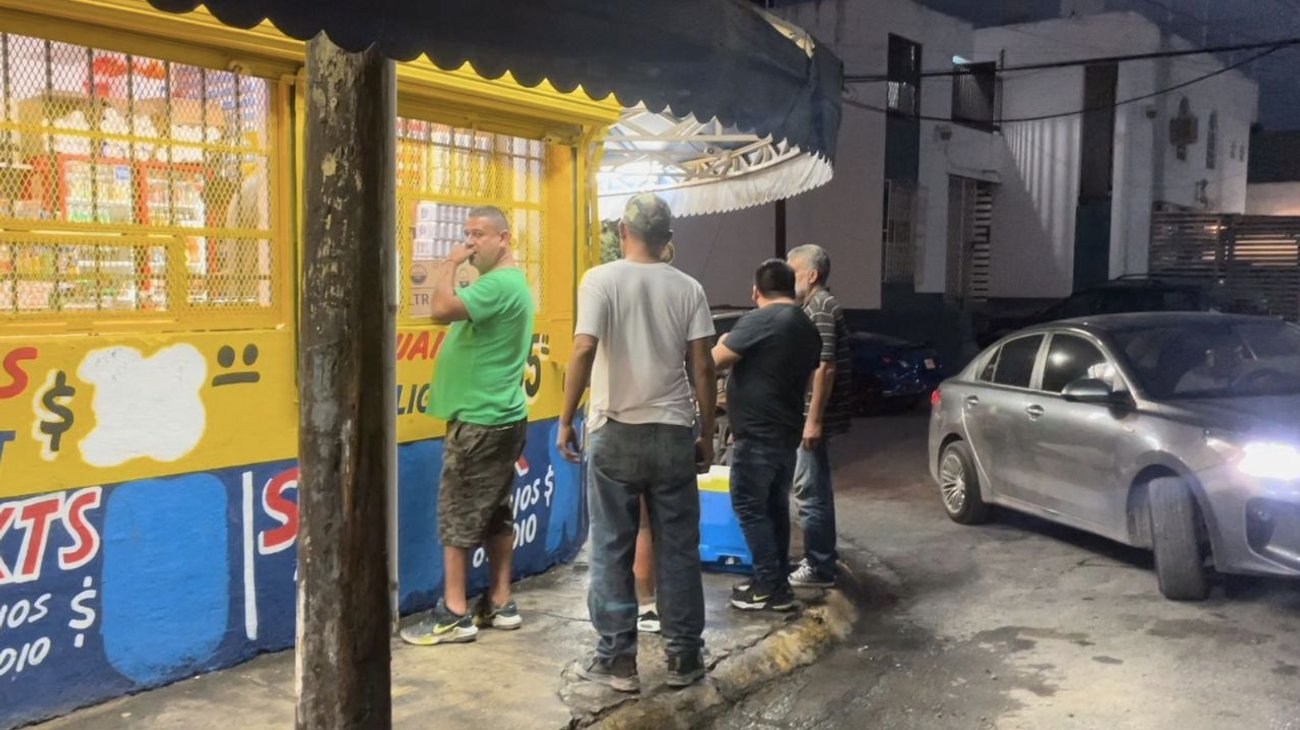 Regiomontanos hacen compras de pánico de cerveza
