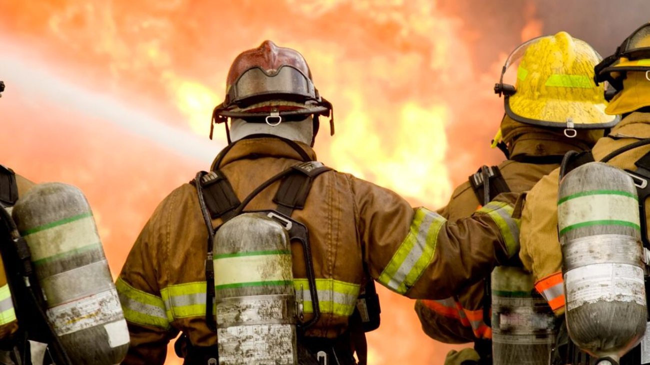 Se incendian bodegas de plástico; hay 4 personas intoxicadas