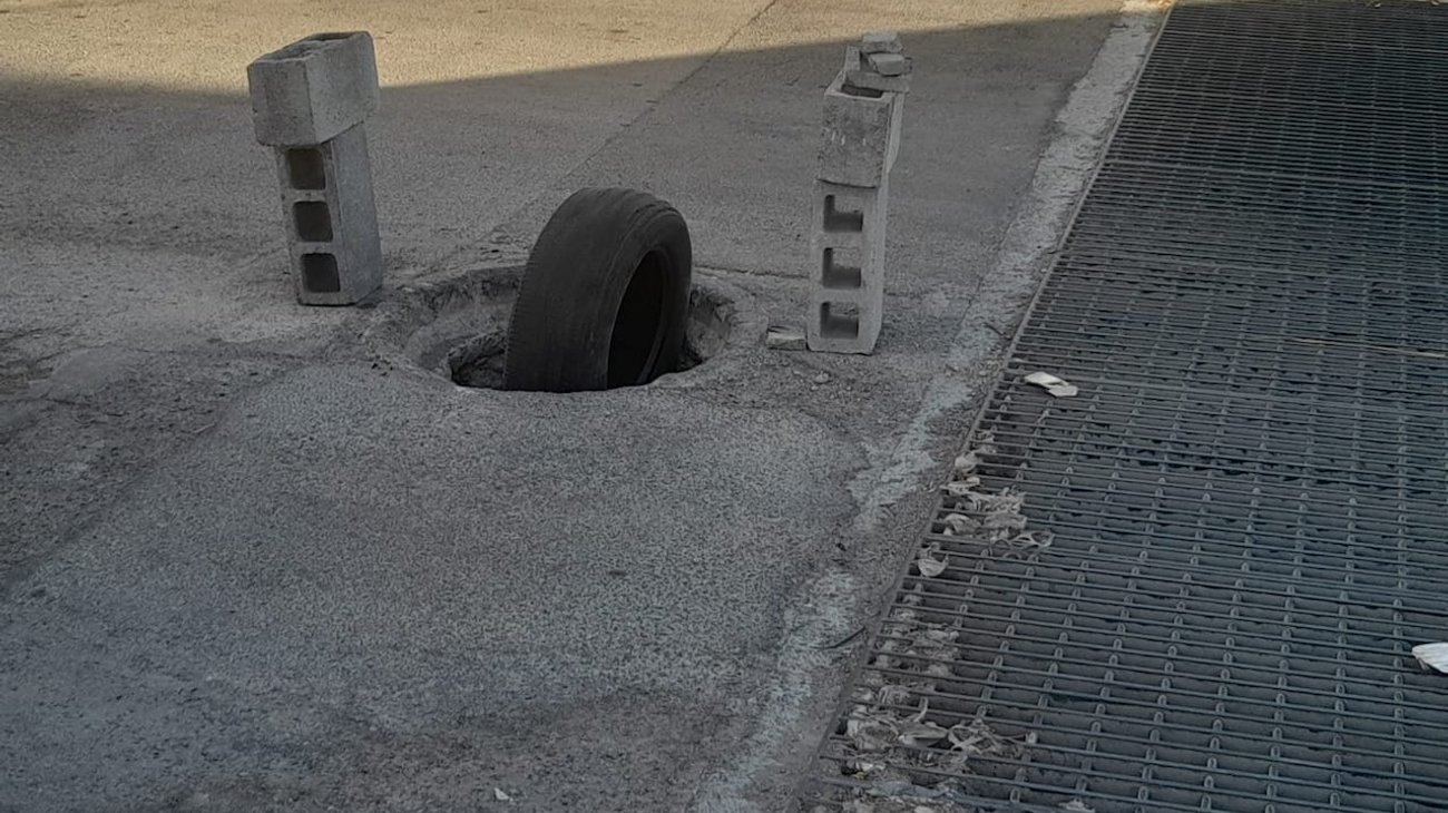 Cubren registro abierto de Agua y Drenaje con llanta y block