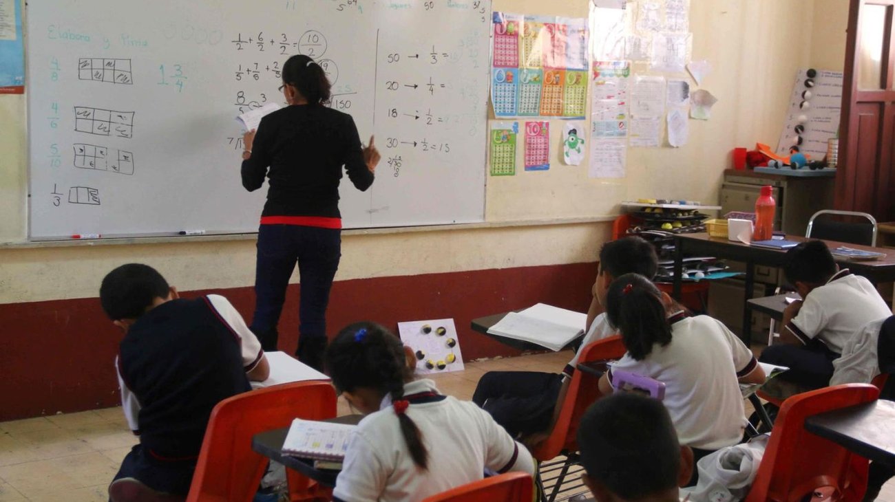 En medio de polémica, mañana regresan 24 millones de alumnos