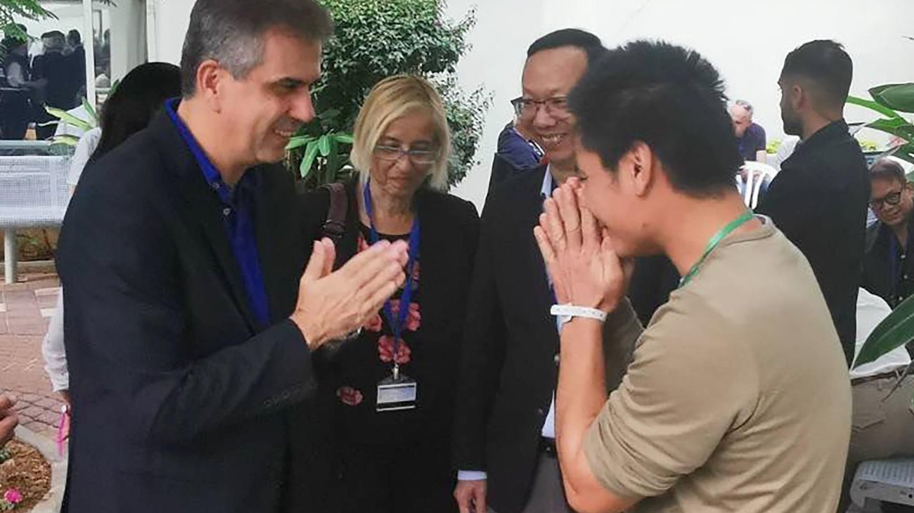 La Cruz Roja recibe 17 rehenes liberados por Hamás