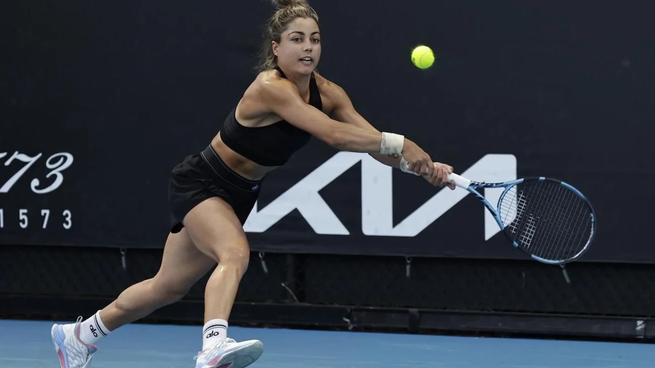 Renata Zarazúa remonta y avanza a segunda ronda en Australia