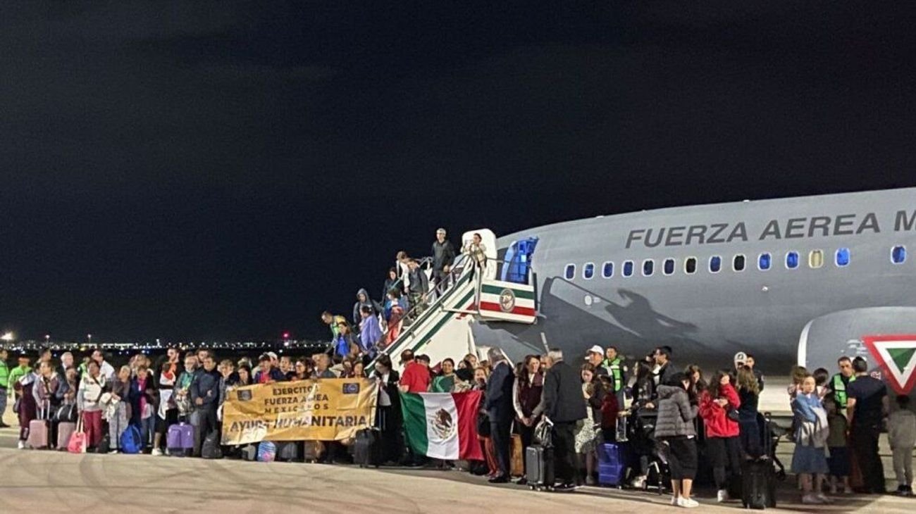 Aterriza avión con mexicanos repatriados de Israel