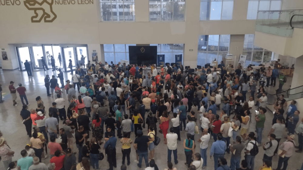 Amplían un día más canje de placas en Nuevo León