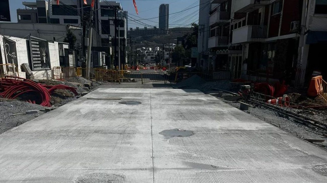 Reponen concreto de calle Tamazunchale en San Pedro