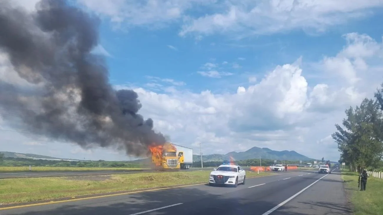 Reportan bloqueos y quema de vehículos en Michoacán