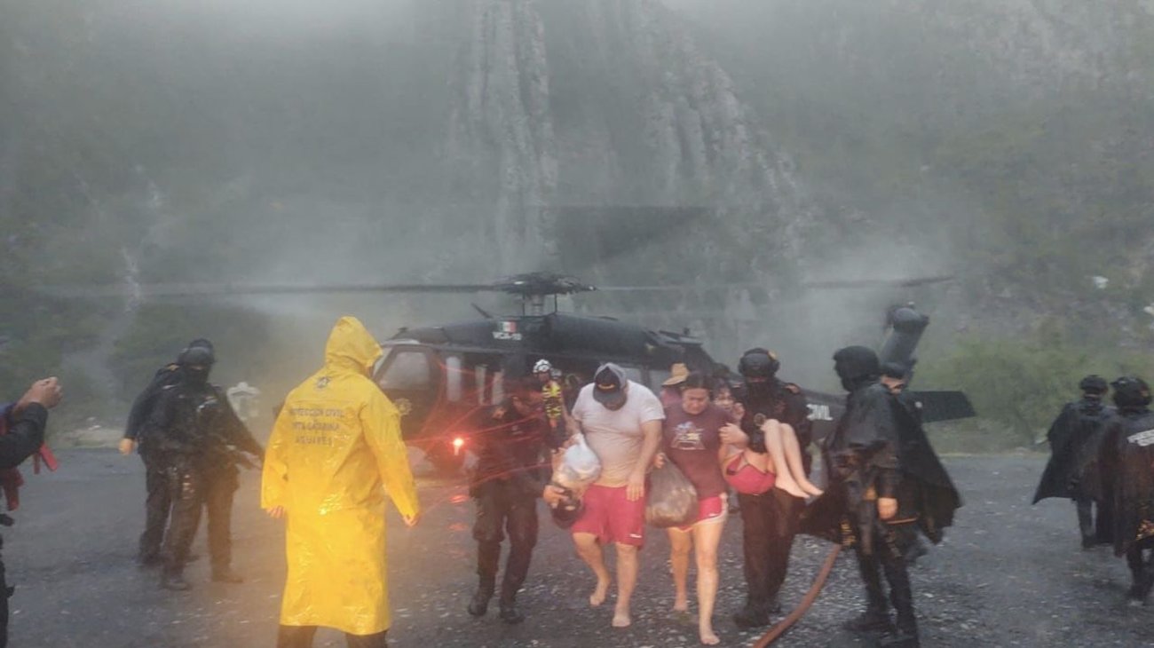 Rescata Fuerza Civil a familia en Huasteca con Black Hawk