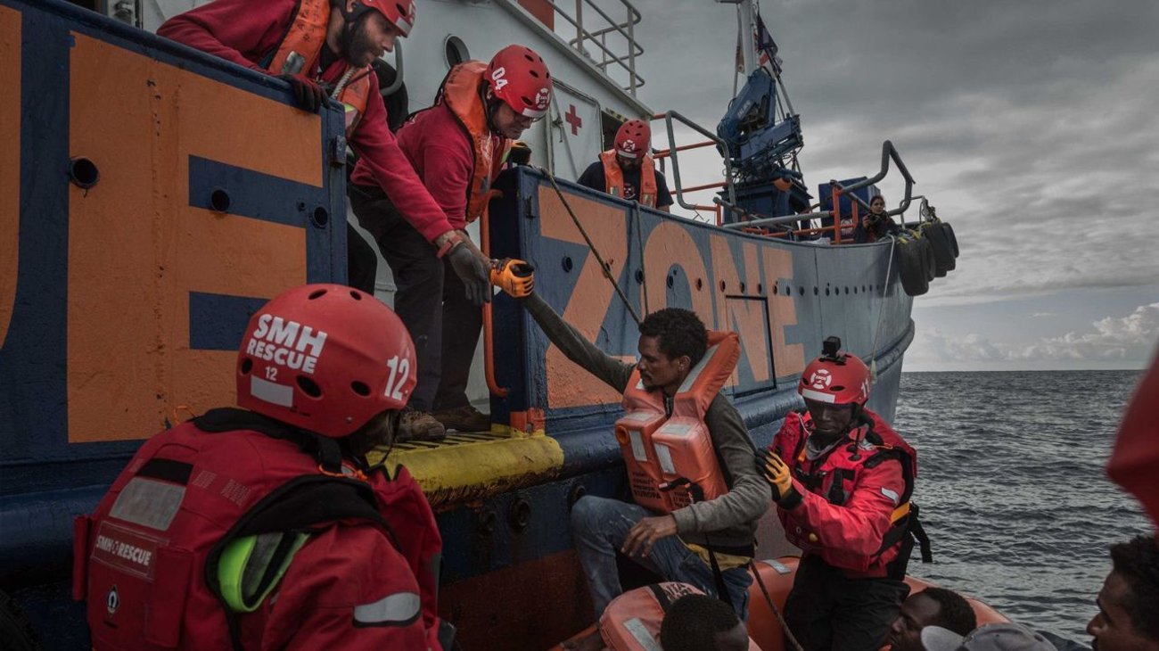 Rescatan a 29 personas perdidas naufragando en Galápagos
