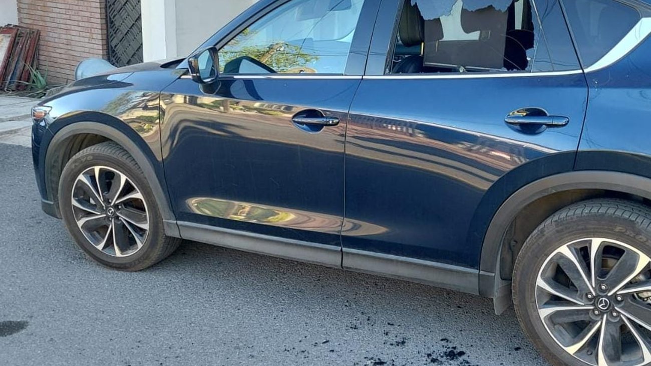 Rescatan policías a bebé encerrada en camioneta