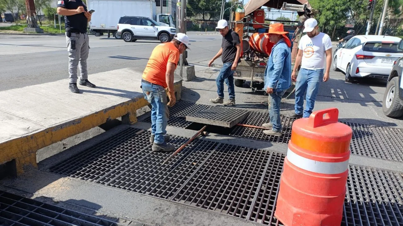 Rescata PC de Guadalupe a gato que cayó en alcantarilla