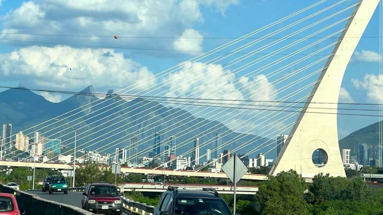 rescatan_a_mujer_de_tirarse_del_atirantado_dc74c6d0b6