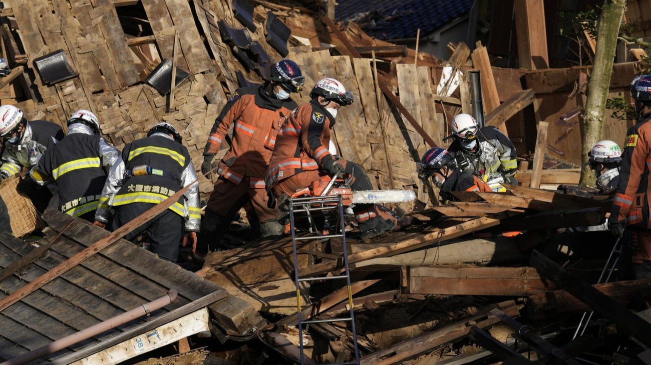 Rescatan a mujer tras 5 días atrapada por el terremoto