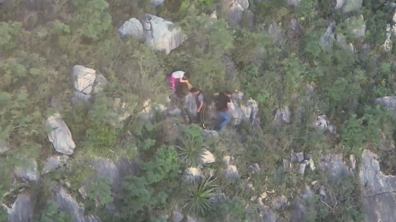 Rescatan a pareja extraviada en en cerro del Topo