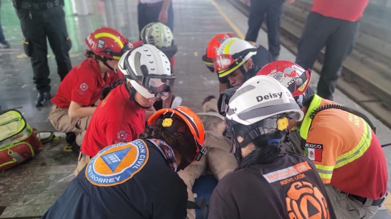 Rescatan a hombre tras caer a vías del metro en Cuauhtémoc