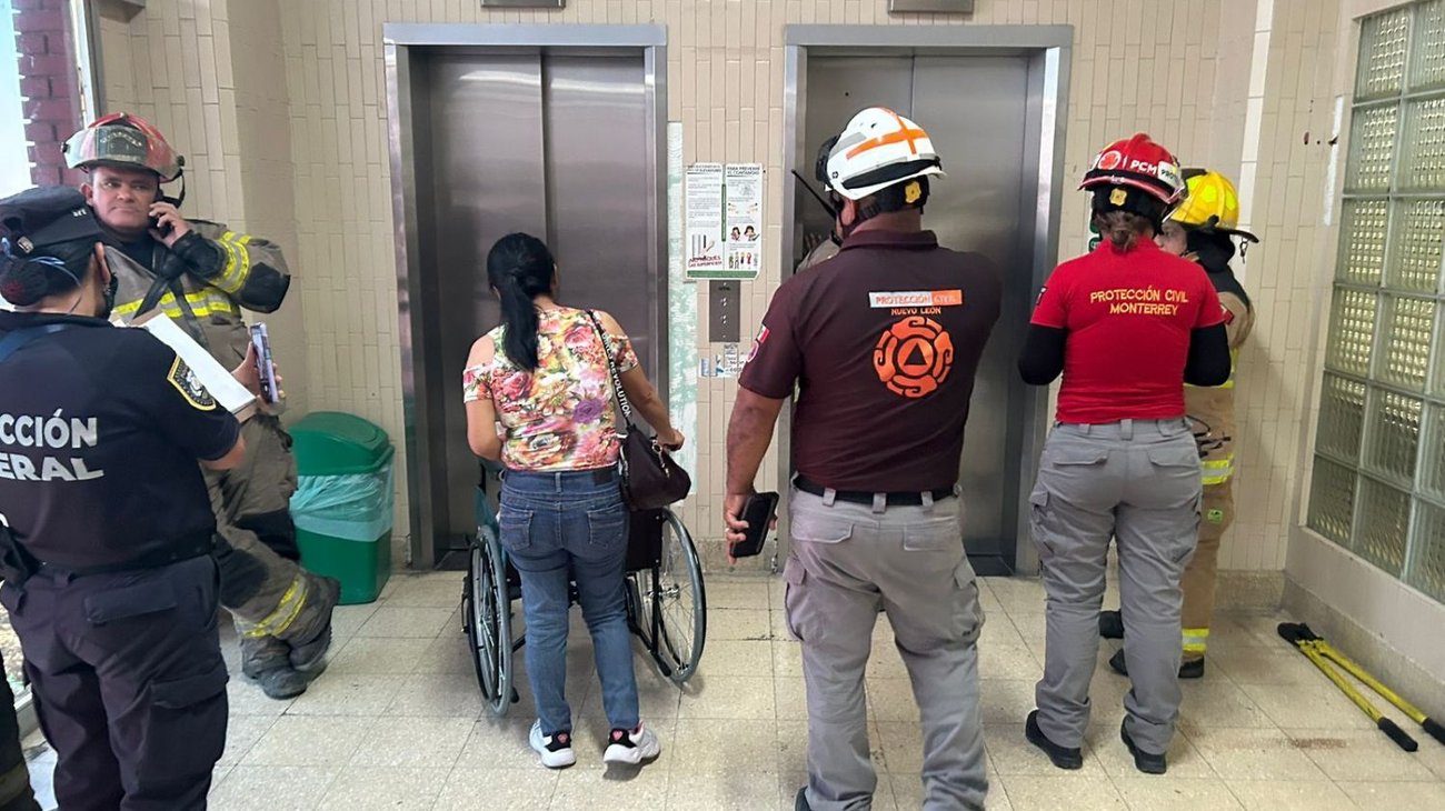 Mujeres quedan atrapadas en elevador del IMSS en Monterrey