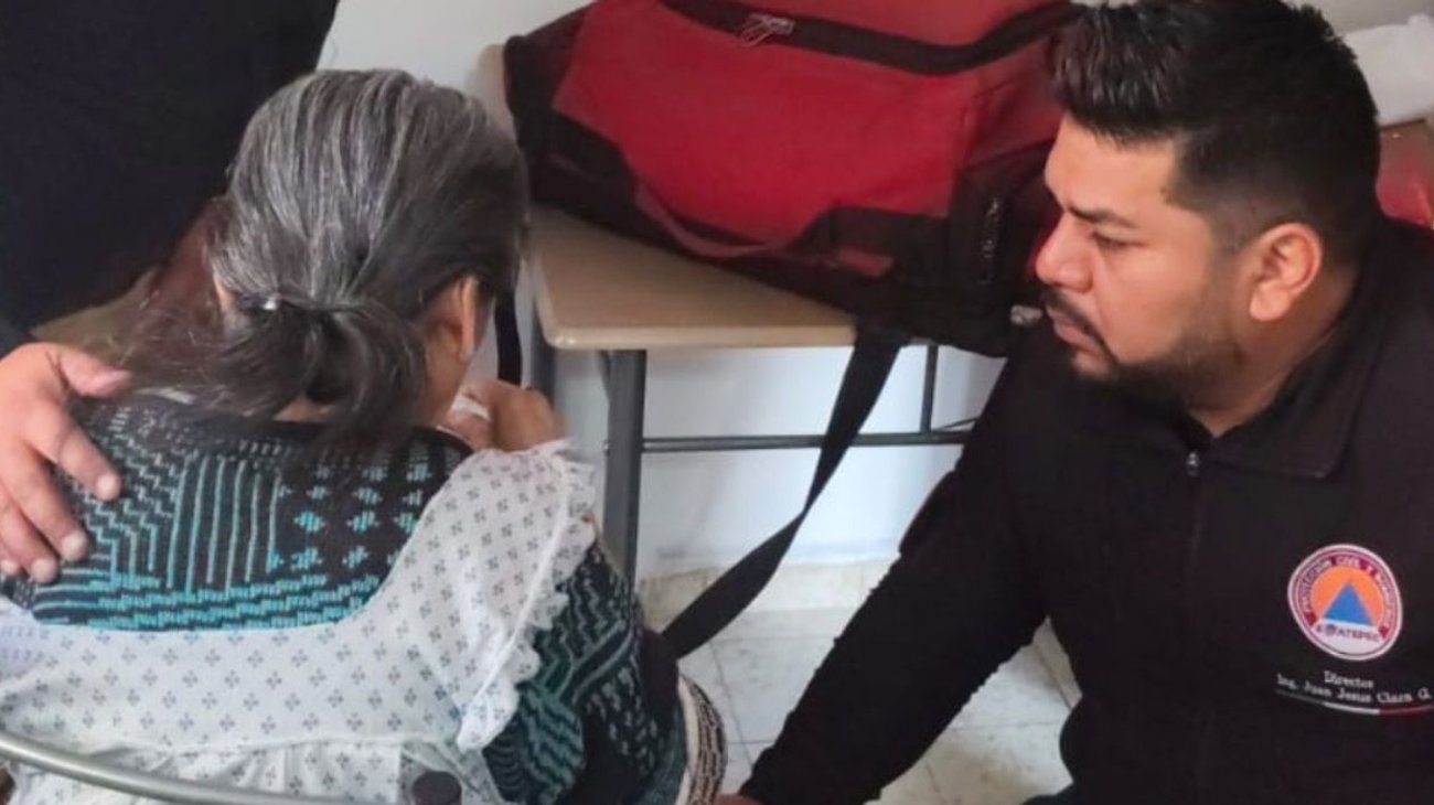 Rescatan a abuelita que fue abandonada junto a sus dos perritos