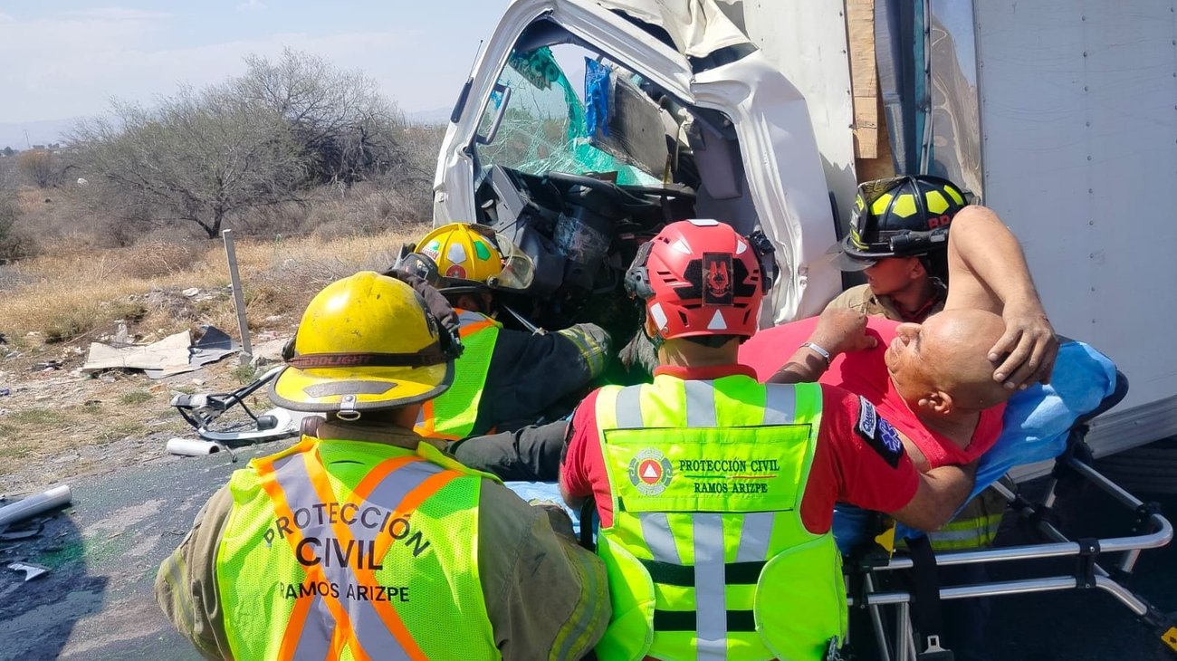 Rescatan a conductor prensado tras choque de tráiler