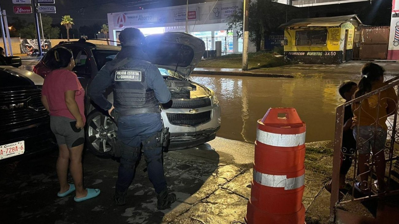 Salvan a familia arrastrada por corriente en Piedras Negras