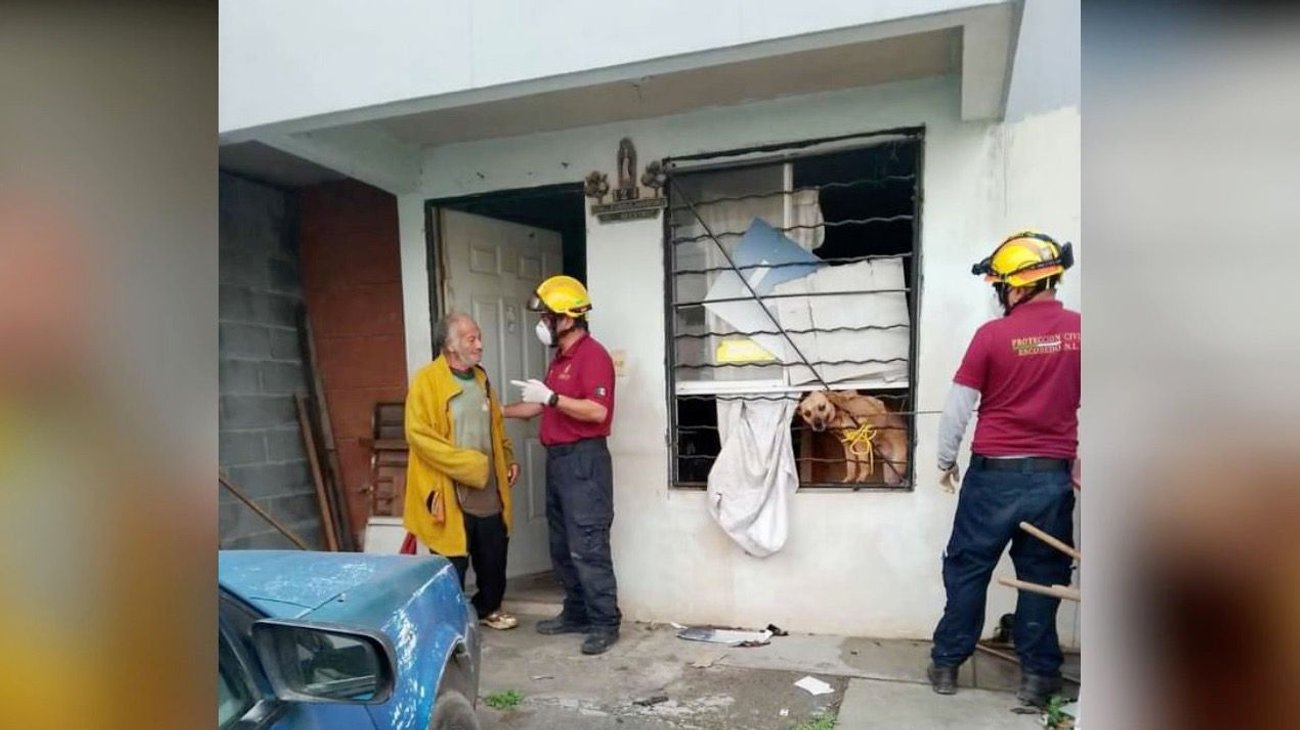 Rescatan a abuelito y su mascota en condiciones de abandono