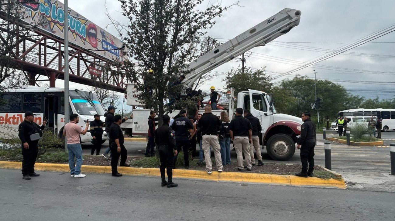 Rescatan a hombre de puente peatonal en García