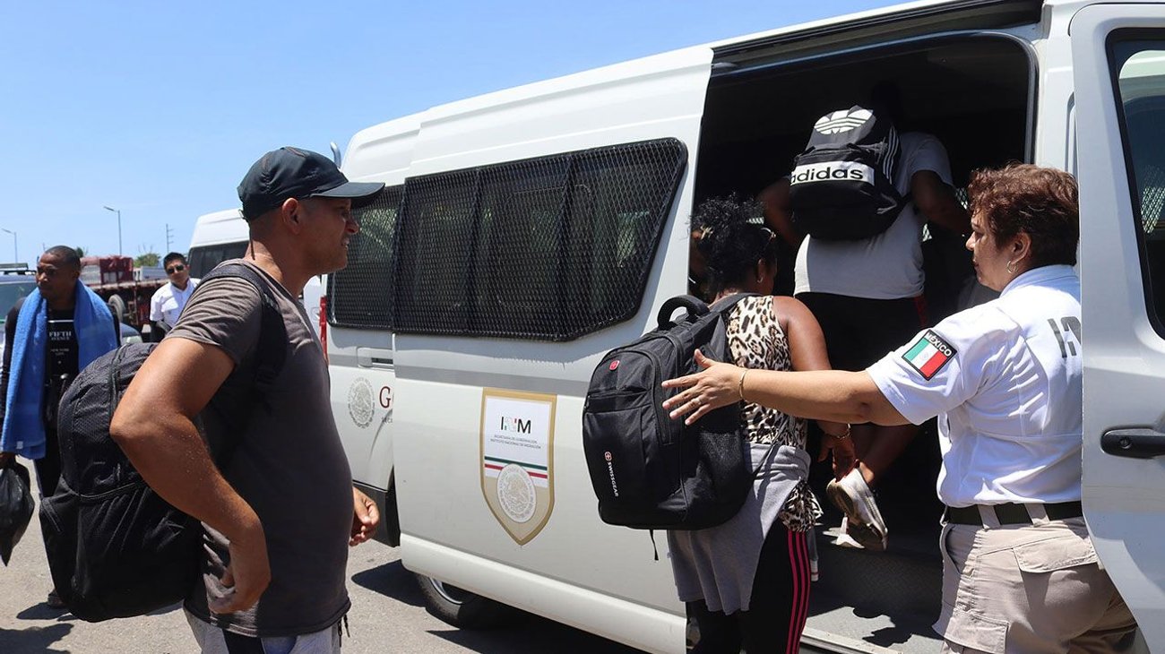 Hallan a 116 migrantes hacinados en autobús en Sonora
