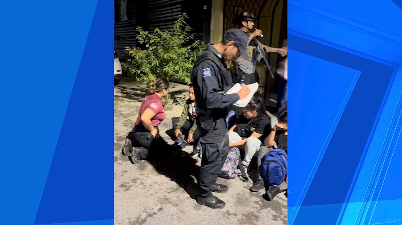 Rescatan a 40 migrantes de un domicilio en Escobedo