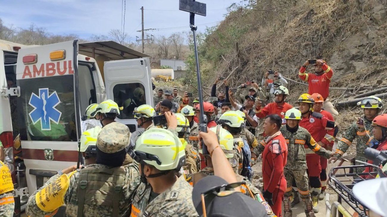 rescatan_minero_hallado_con_vida_santa_fe_sinaloa_80b8575439